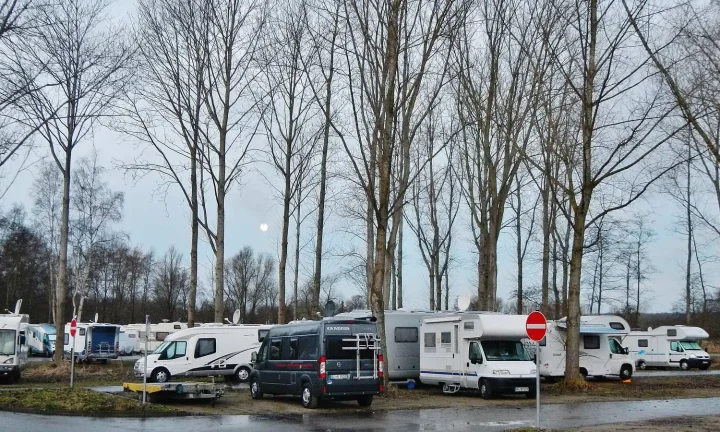 Camping-car réel photographié sur la route ou en stationnement pour « Le printemps en camping-car en Belgique : Éclosion florale et douceurs champêtres »