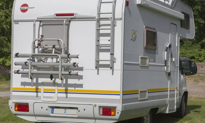 Camping-car réel photographié sur la route ou en stationnement pour « Combien coûte une assurance camping-car en Belgique ? Facteurs et estimations »