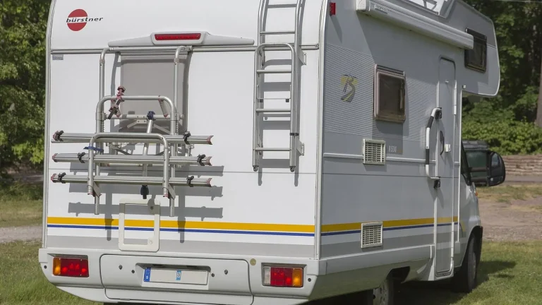 Camping-car réel photographié sur la route ou en stationnement pour « Combien coûte une assurance camping-car en Belgique ? Facteurs et estimations »
