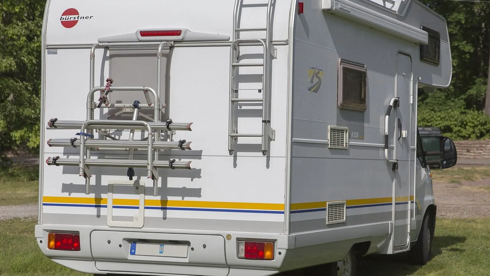 Camping-car réel photographié sur la route ou en stationnement pour « Combien coûte une assurance camping-car en Belgique ? Facteurs et estimations »