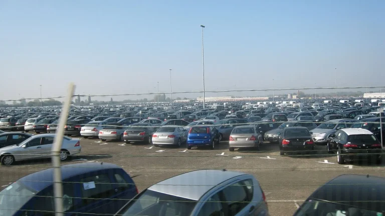 Voiture réelle photographiée en extérieur pour « L’Évolution des Prix des Carburants en Belgique : Analyse et Tendances »