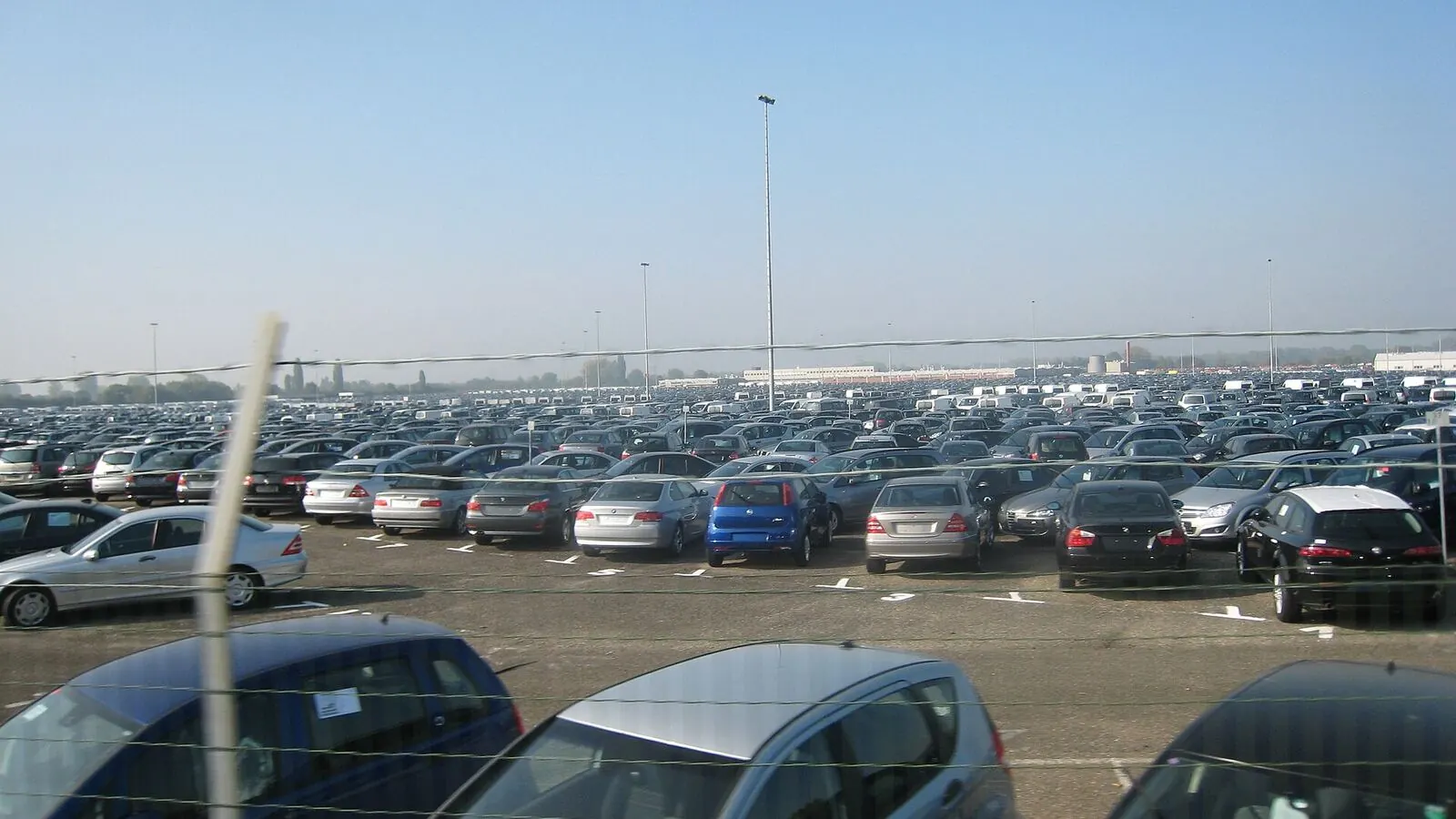 Voiture réelle photographiée en extérieur pour « L’Évolution des Prix des Carburants en Belgique : Analyse et Tendances »