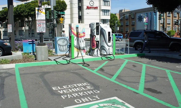 Voiture électrique réelle photographiée près d’une borne de recharge pour « Prix de l’électricité pour recharger son VE en Belgique : comparer les fournisseurs »