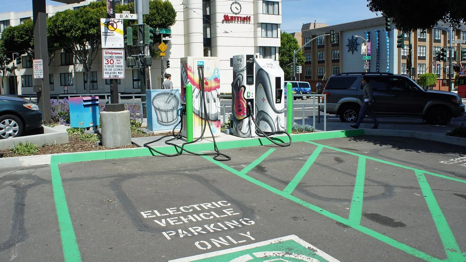 Voiture électrique réelle photographiée près d’une borne de recharge pour « Prix de l’électricité pour recharger son VE en Belgique : comparer les fournisseurs »