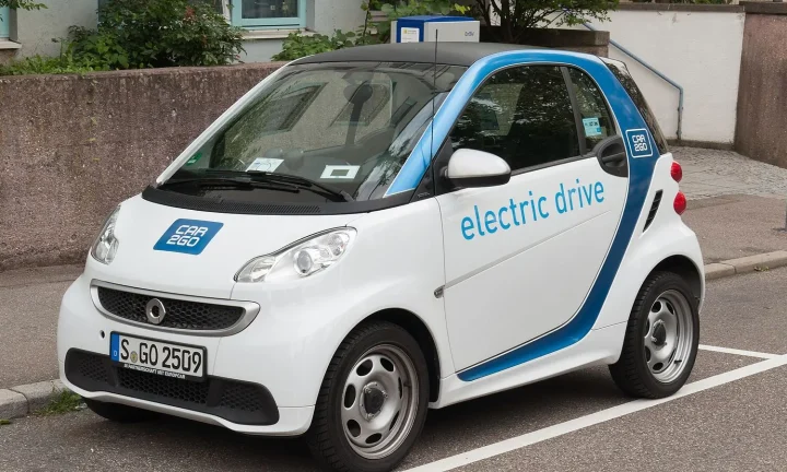 Voiture électrique réelle photographiée près d’une borne de recharge pour « Les problèmes courants de la recharge VE en Belgique et comment les éviter »