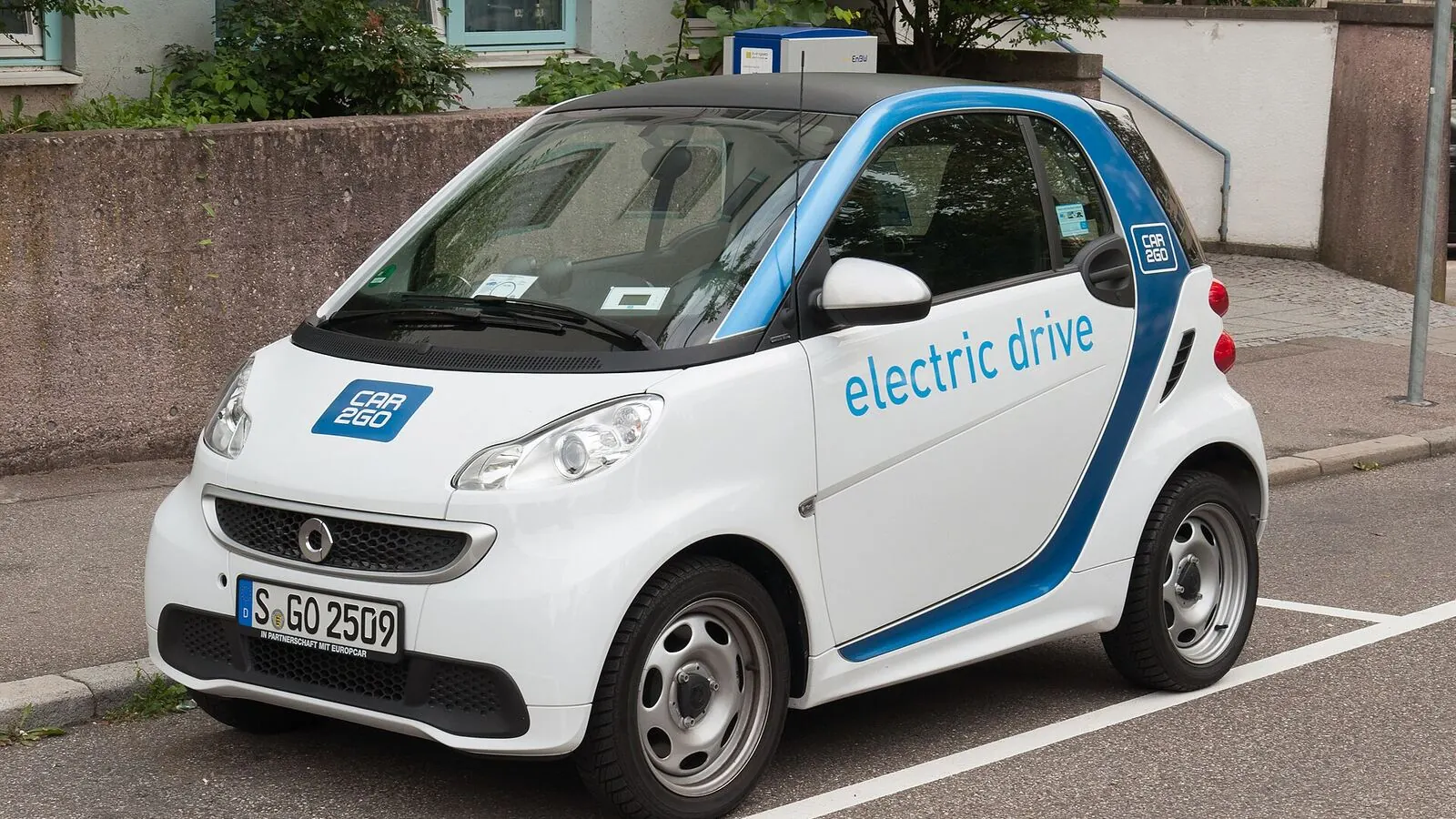 Voiture électrique réelle photographiée près d’une borne de recharge pour « Les problèmes courants de la recharge VE en Belgique et comment les éviter »