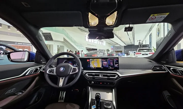 Voiture électrique réelle photographiée en extérieur pour « La Production de Batteries en Belgique : Enjeux et Opportunités Locales »
