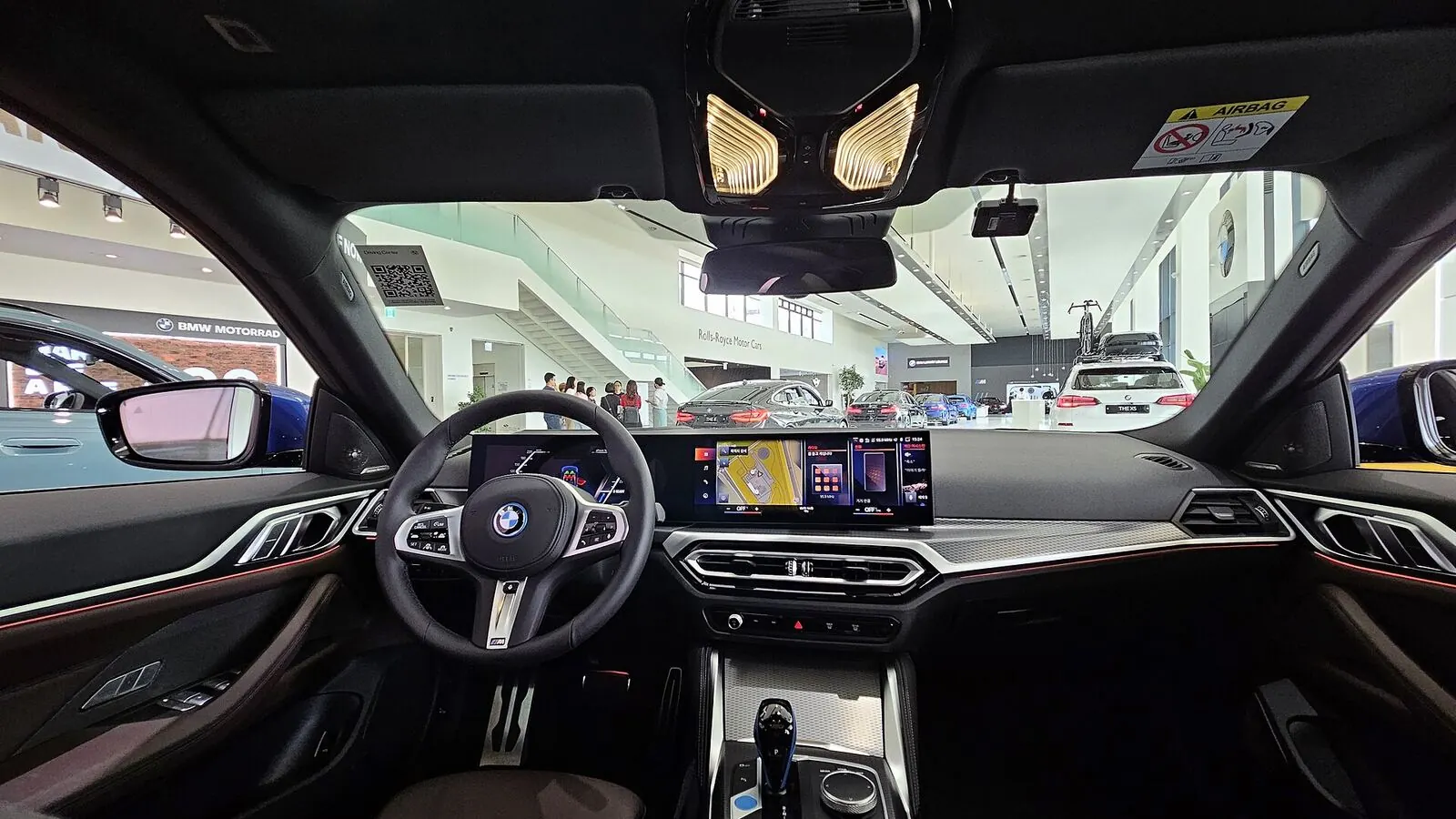 Voiture électrique réelle photographiée en extérieur pour « La Production de Batteries en Belgique : Enjeux et Opportunités Locales »