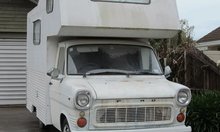 Camping-car réel photographié sur la route ou en stationnement pour « Que Faire en Cas de Panne ou Problème avec son Camping-Car Loué en Belgique? »