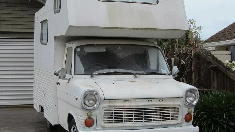 Camping-car réel photographié sur la route ou en stationnement pour « Que Faire en Cas de Panne ou Problème avec son Camping-Car Loué en Belgique? »