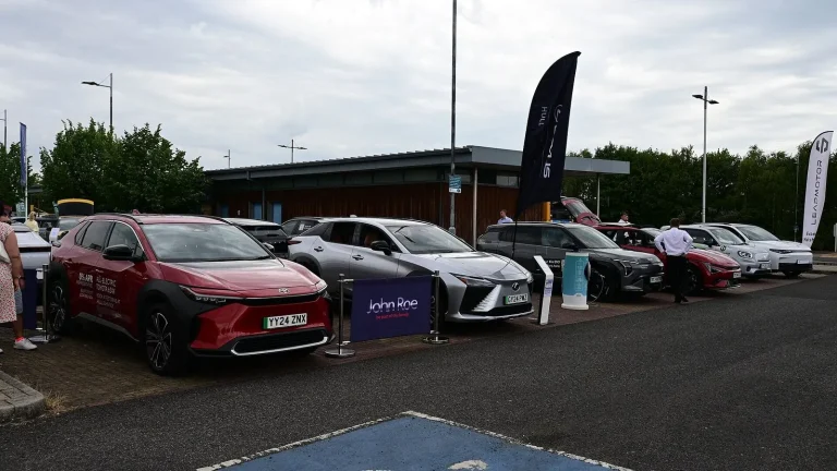 Voiture électrique réelle photographiée en extérieur pour « Essence, Diesel, Hybride, Électrique : Quel Carburant Choisir pour une Occasion en Belgiq… »