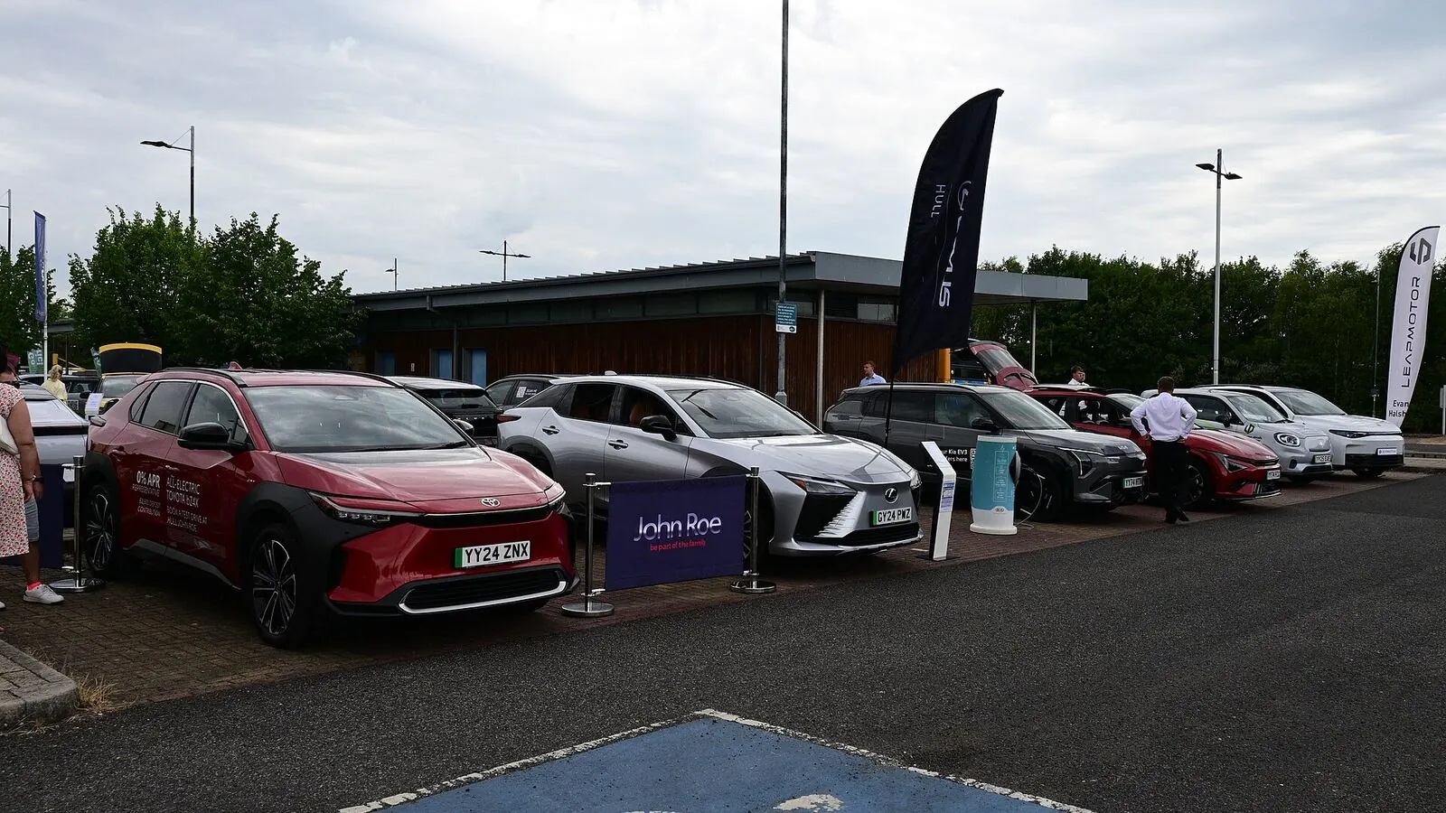 Voiture électrique réelle photographiée en extérieur pour « Essence, Diesel, Hybride, Électrique : Quel Carburant Choisir pour une Occasion en Belgiq… »