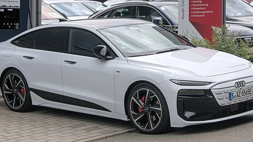 Voiture électrique réelle photographiée en extérieur pour « Quelle est la durée de vie d’une batterie électrique ? »