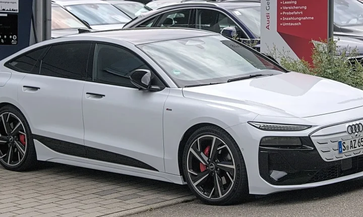 Voiture électrique réelle photographiée en extérieur pour « Quelle est la durée de vie d’une batterie électrique ? »
