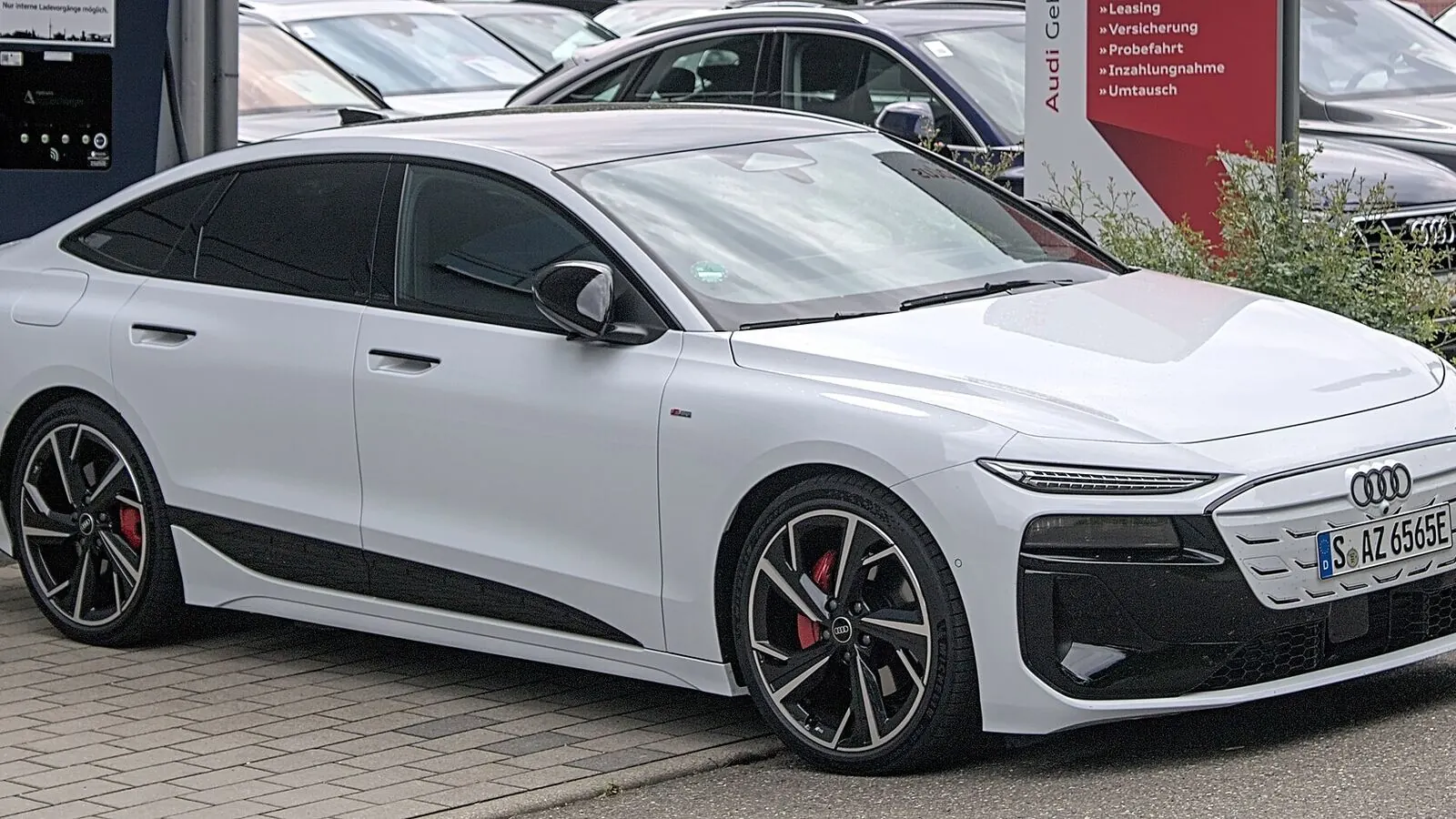 Voiture électrique réelle photographiée en extérieur pour « Quelle est la durée de vie d’une batterie électrique ? »