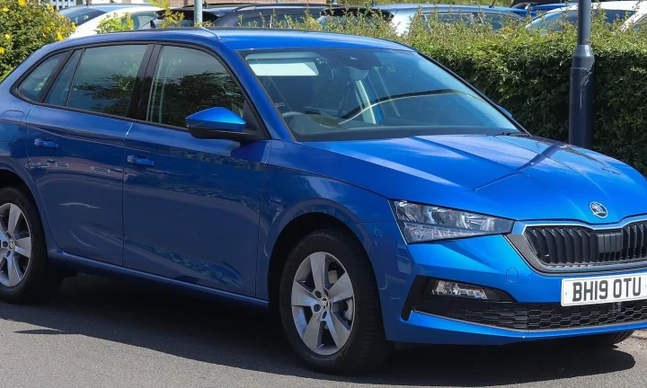 Voiture réelle photographiée en extérieur pour « Quelle voiture d’occasion acheter avec 10 000 € en Belgique ? »