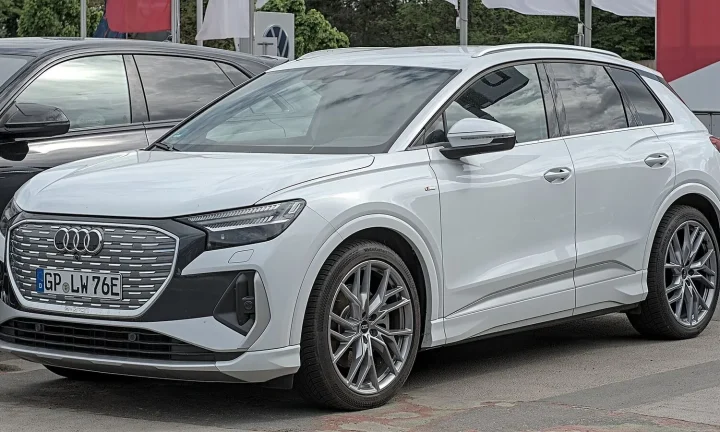 Voiture électrique réelle photographiée en extérieur pour « Quelle voiture électrique acheter en Belgique ? »