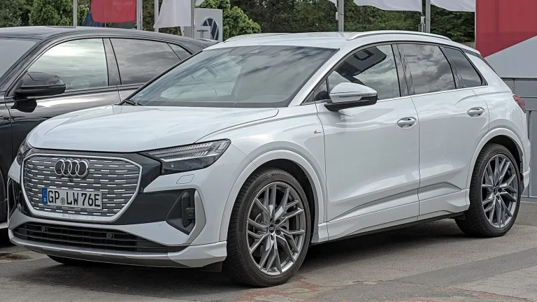 Voiture électrique réelle photographiée en extérieur pour « Quelle voiture électrique acheter en Belgique ? »