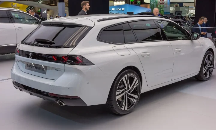 Voiture réelle photographiée en extérieur pour « Quelle voiture familiale acheter avec 20 000 € en Belgique ? »