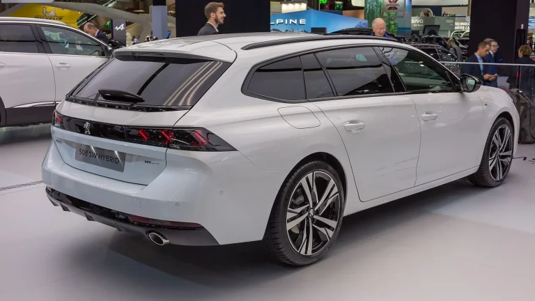 Voiture réelle photographiée en extérieur pour « Quelle voiture familiale acheter avec 20 000 € en Belgique ? »