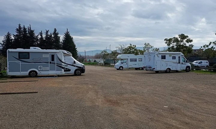 Camping-car réel photographié sur la route ou en stationnement pour « Que Mettre dans sa Valise pour un Séjour en Camping-Car en Belgique? »