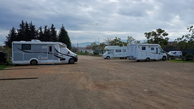 Camping-car réel photographié sur la route ou en stationnement pour « Que Mettre dans sa Valise pour un Séjour en Camping-Car en Belgique? »