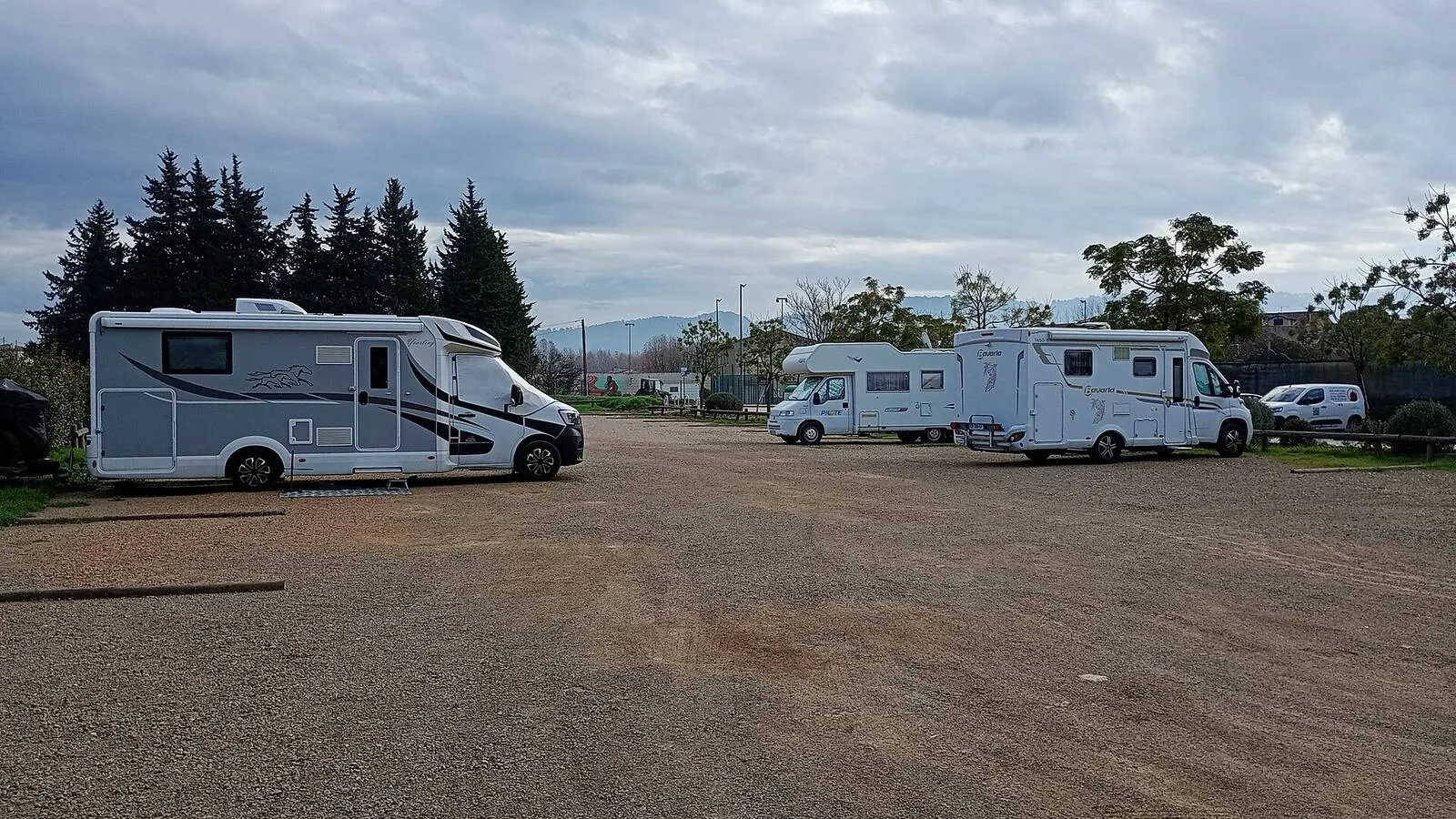 Camping-car réel photographié sur la route ou en stationnement pour « Que Mettre dans sa Valise pour un Séjour en Camping-Car en Belgique? »