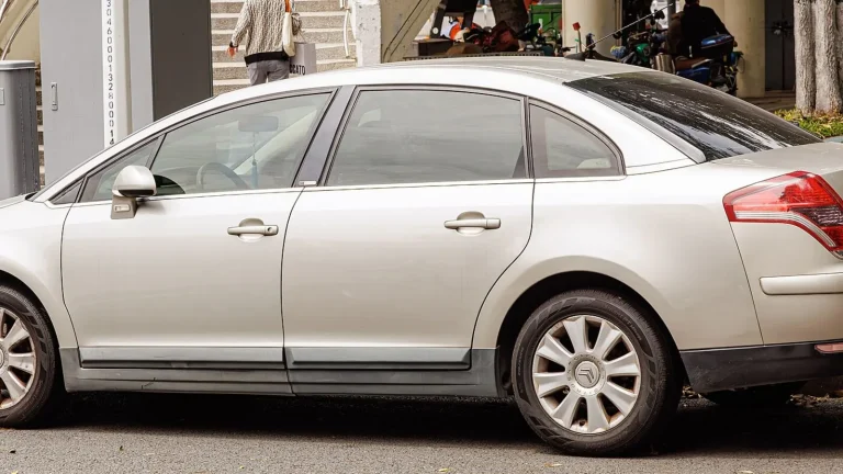 Voiture réelle photographiée en extérieur pour « La radiation de l’ancienne plaque et l’immatriculation d’un nouveau véhicule d’occasion »
