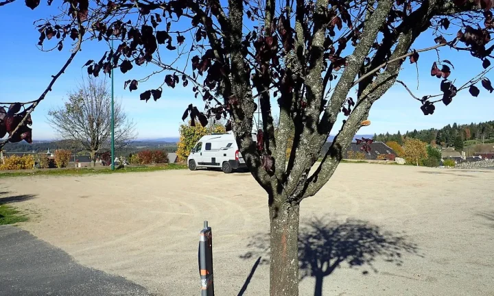 Camping-car réel photographié sur la route ou en stationnement pour « Randonnée et Camping-car : Les Aires de Service Proches des Sentiers en Belgique »