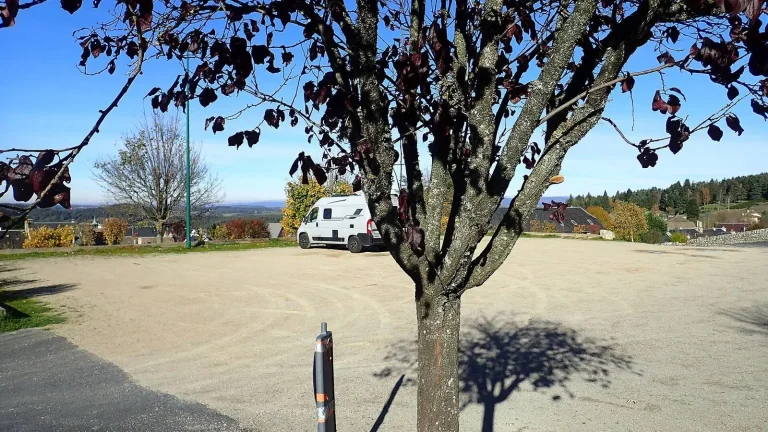 Camping-car réel photographié sur la route ou en stationnement pour « Randonnée et Camping-car : Les Aires de Service Proches des Sentiers en Belgique »