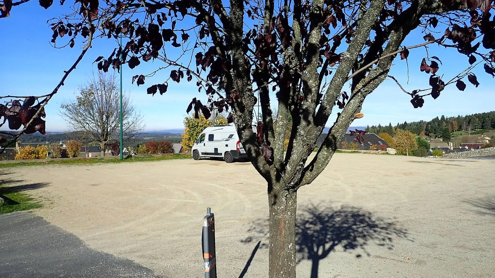 Camping-car réel photographié sur la route ou en stationnement pour « Randonnée et Camping-car : Les Aires de Service Proches des Sentiers en Belgique »