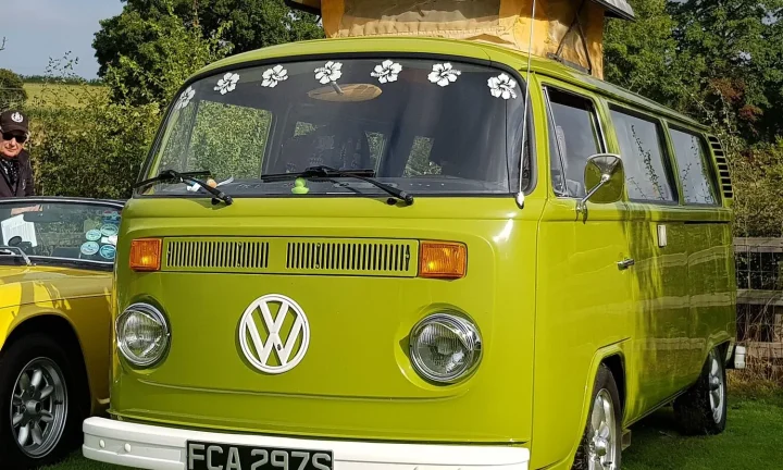 Camping-car réel photographié sur la route ou en stationnement pour « Randonnées en camping-car : Les meilleurs sentiers de Belgique pour les marcheurs »