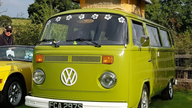 Camping-car réel photographié sur la route ou en stationnement pour « Randonnées en camping-car : Les meilleurs sentiers de Belgique pour les marcheurs »