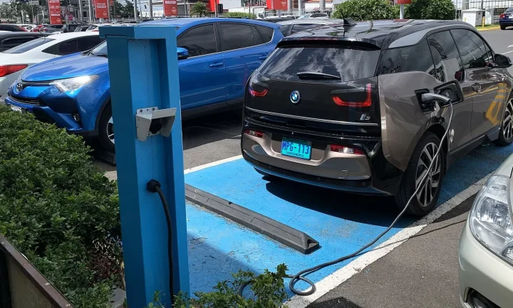 Voiture électrique réelle photographiée près d’une borne de recharge pour « Recharge AC vs DC en Belgique: Quelle différence pour ma voiture électrique? »