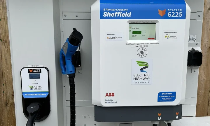 Voiture électrique réelle photographiée près d’une borne de recharge pour « La recharge bidirectionnelle (V2G) en Belgique: Réalité et perspectives »