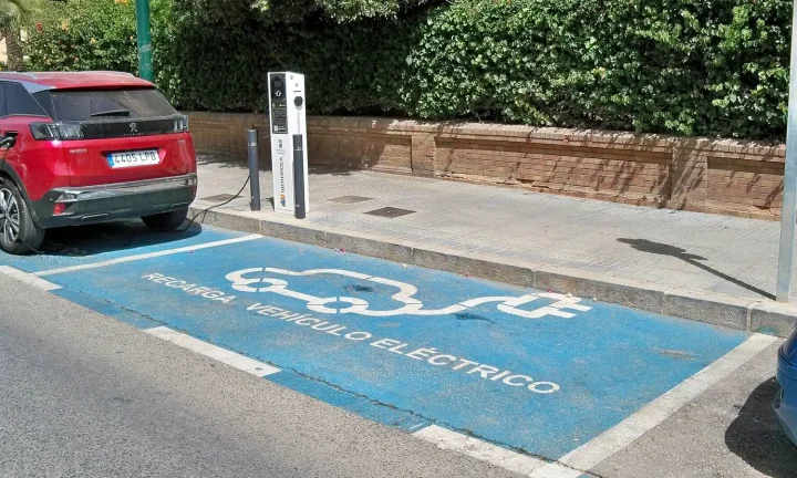 Voiture électrique réelle photographiée près d’une borne de recharge pour « Recharge rapide en Belgique: Où trouver les superchargeurs et comment les utiliser »