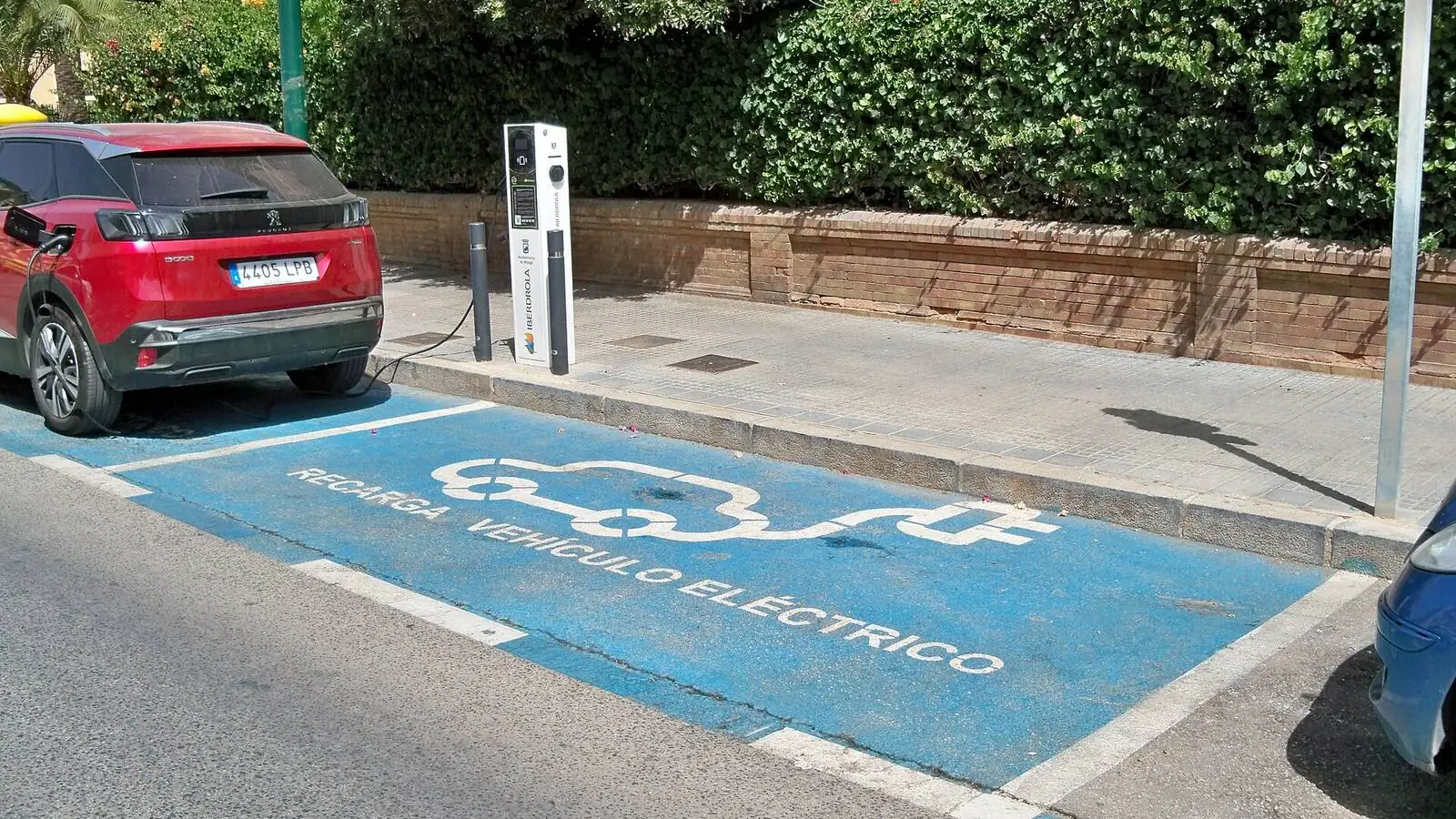 Voiture électrique réelle photographiée près d’une borne de recharge pour « Recharge rapide en Belgique: Où trouver les superchargeurs et comment les utiliser »