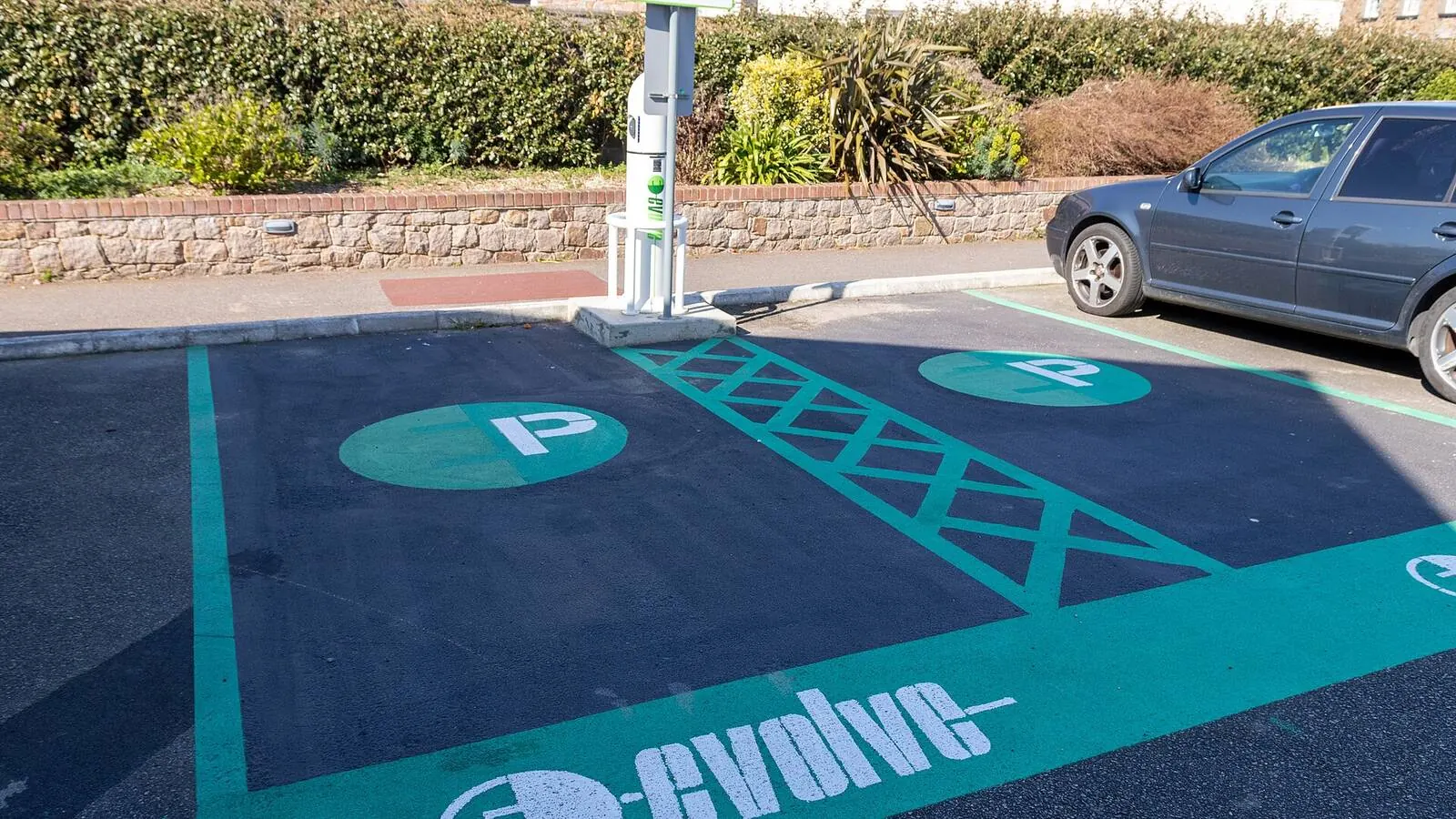 Voiture électrique réelle photographiée près d’une borne de recharge pour « Recharge de Voiture Électrique en Belgique »