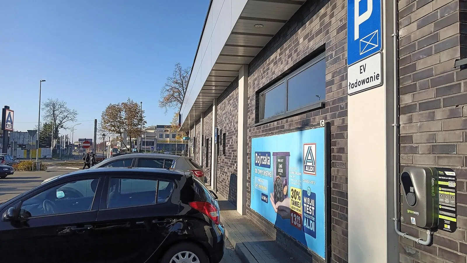 Voiture électrique réelle photographiée près d’une borne de recharge pour « Recharger sa VE à Bruxelles: Guide des bornes publiques et réglementations »