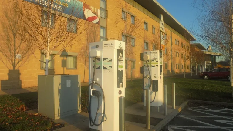 Voiture électrique réelle photographiée près d’une borne de recharge pour « Recharger sa Voiture Électrique en Belgique : Solutions et Coûts »