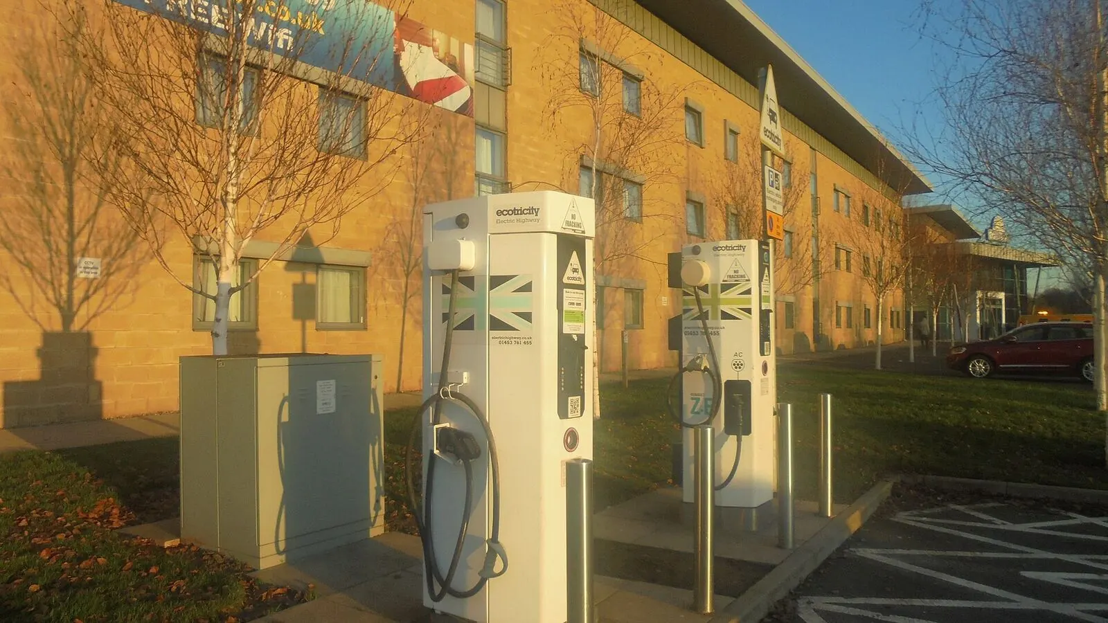Voiture électrique réelle photographiée près d’une borne de recharge pour « Recharger sa Voiture Électrique en Belgique : Solutions et Coûts »