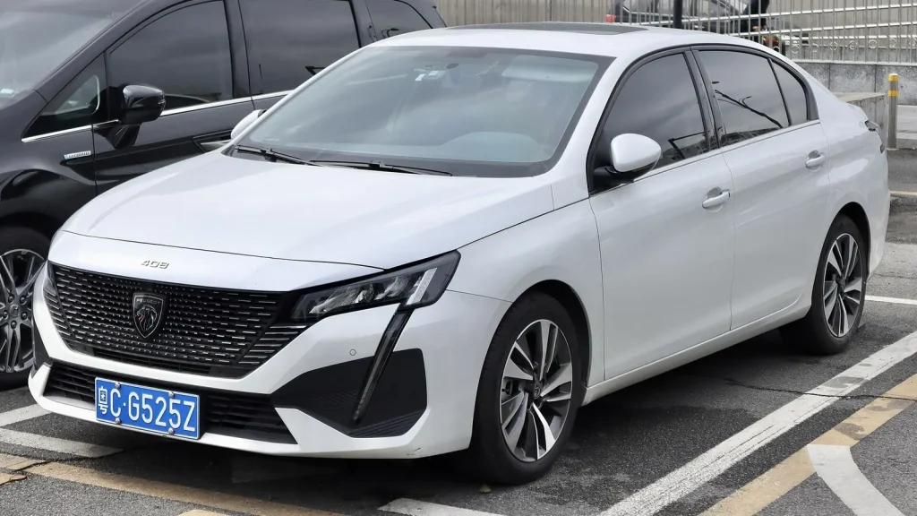 Voiture réelle photographiée en extérieur pour « Recharger une voiture électrique en copropriété en Belgique »