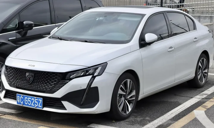 Voiture réelle photographiée en extérieur pour « Recharger une voiture électrique en copropriété en Belgique »