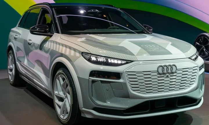 Voiture électrique réelle photographiée en extérieur pour « Récupération des matériaux précieux des batteries en fin de vie en Belgique »