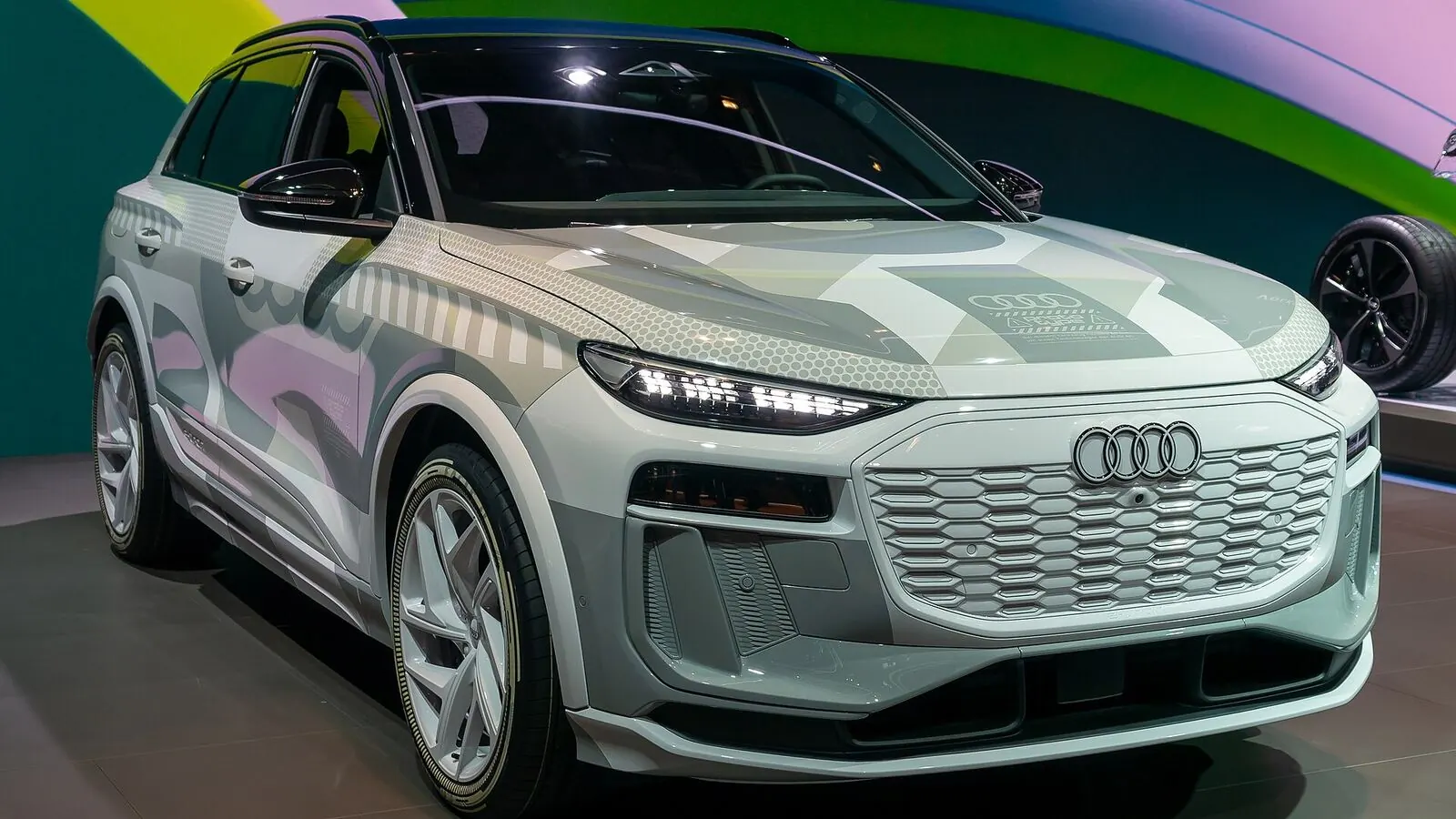 Voiture électrique réelle photographiée en extérieur pour « Récupération des matériaux précieux des batteries en fin de vie en Belgique »