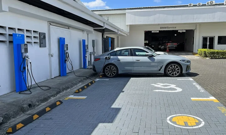 Voiture électrique réelle photographiée en extérieur pour « Recyclage des Batteries de VE en Belgique : Où en Est-on ? »