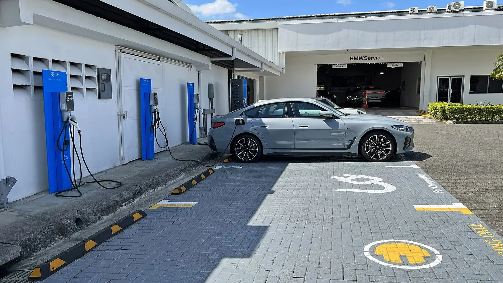 Voiture électrique réelle photographiée en extérieur pour « Recyclage des Batteries de VE en Belgique : Où en Est-on ? »