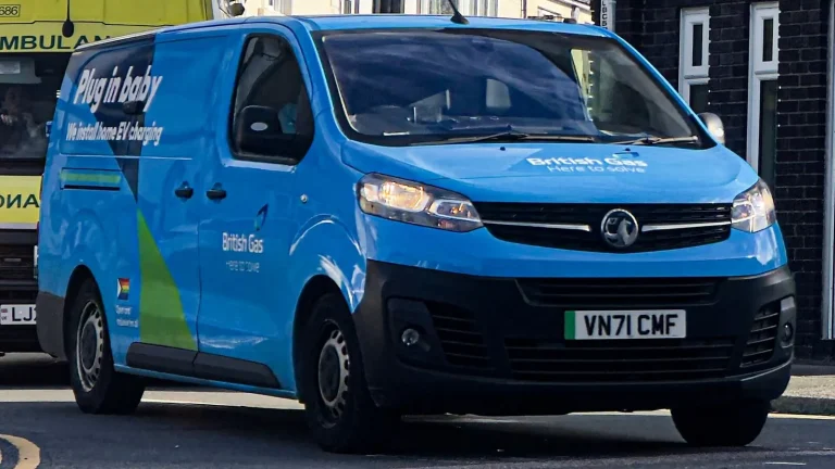 Voiture électrique réelle photographiée en extérieur pour « Recyclage des batteries de voitures électriques en Belgique : Enjeux et solutions »