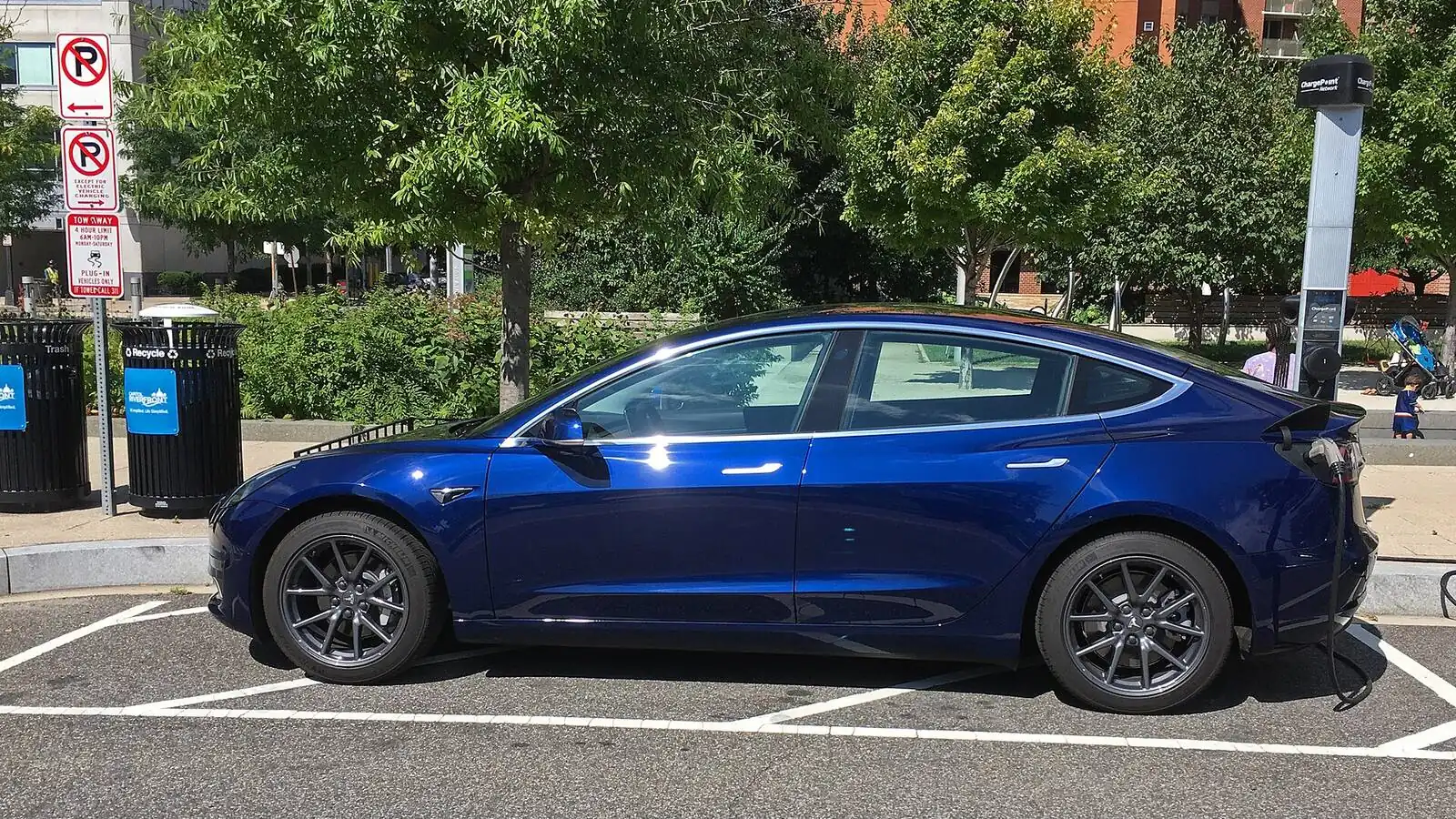 Voiture électrique réelle photographiée en extérieur pour « Recyclage des Batteries de Voitures Électriques: Un Enjeu pour l’Occasion »