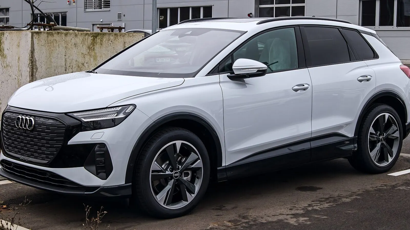 Voiture électrique réelle photographiée en extérieur pour « Recyclage des métaux rares dans la production de VE belges: l’avenir »